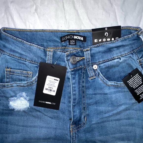 💋⛓️NEW WITH TAGS / Fashion Nova Size 0 High Waisted Flare Jeans⛓️💋 - Picture 2 of 4
